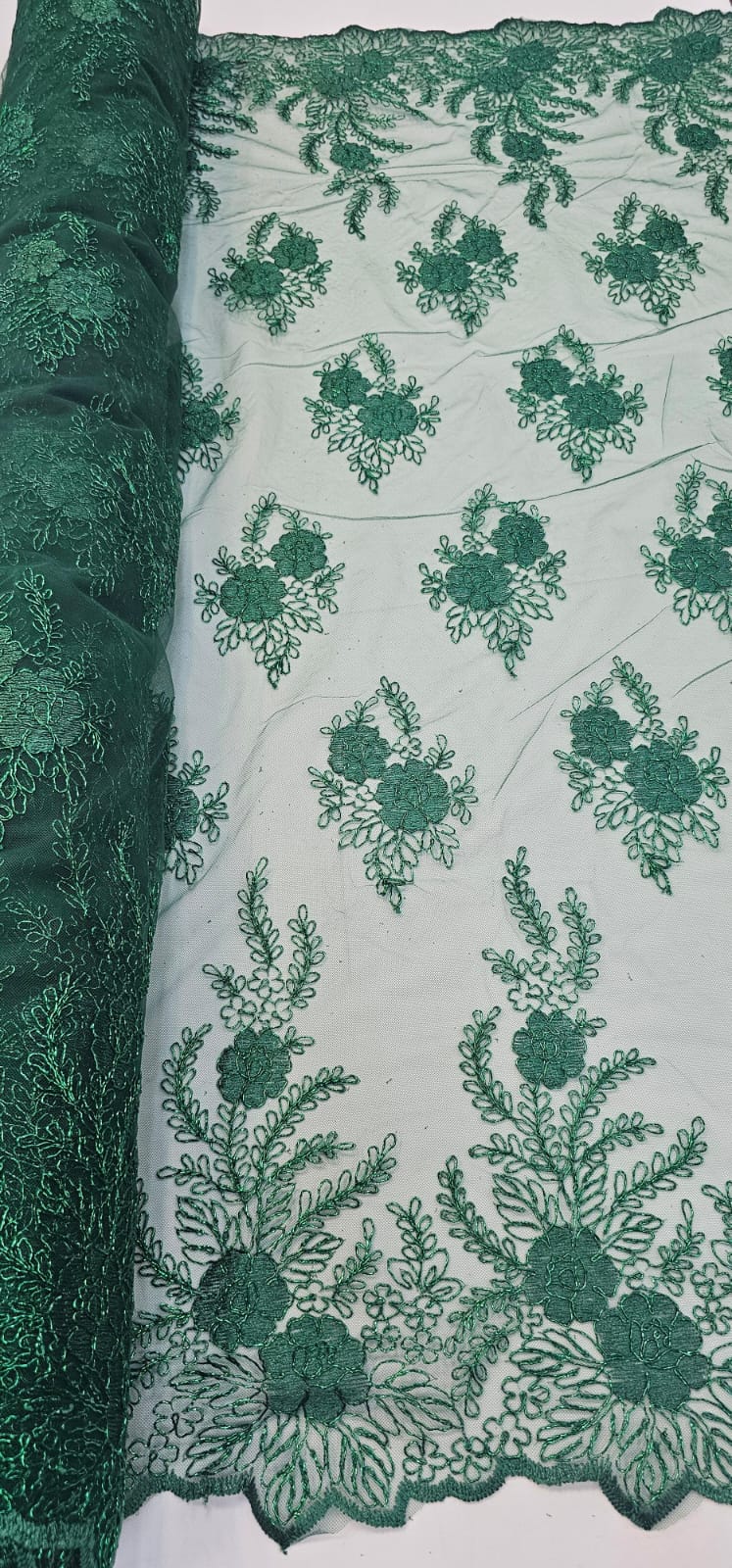 Tule Bordado com Fio Metálico Verde Bandeira 149A - Comprimento 1 m x Largura 1,30 m