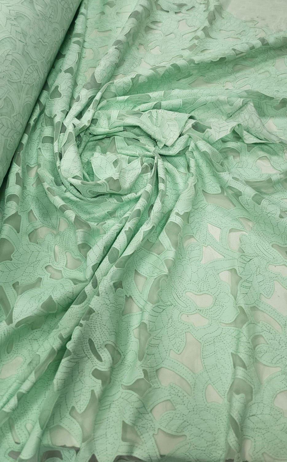 Tule Bordado Courino Verde Menta - Comprimento 4 m x Largura 1,45 m