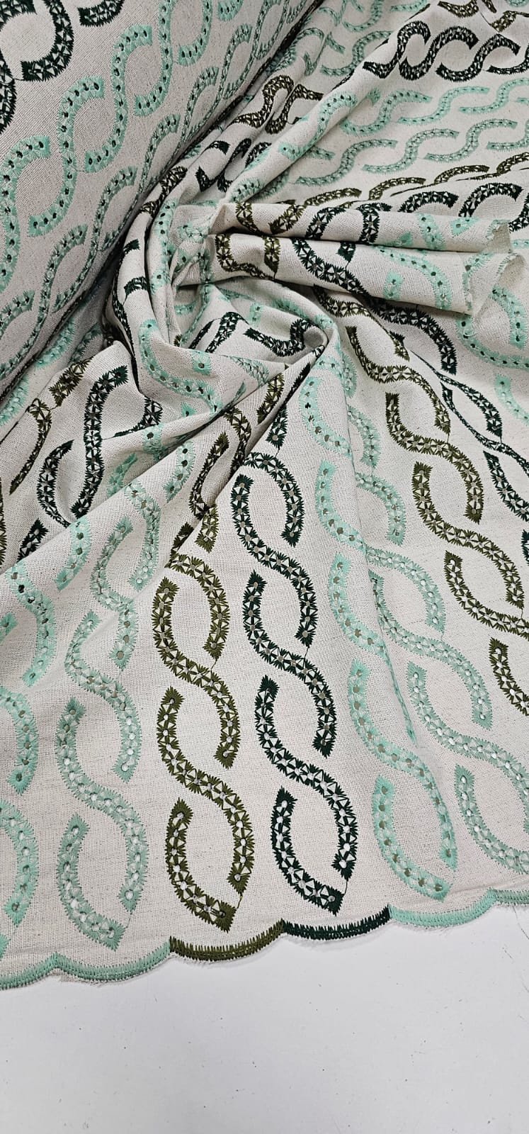 Linho Trovata Bordado Infinity Tons Verde - Comprimento 2,50 m x Largura 1,30 m