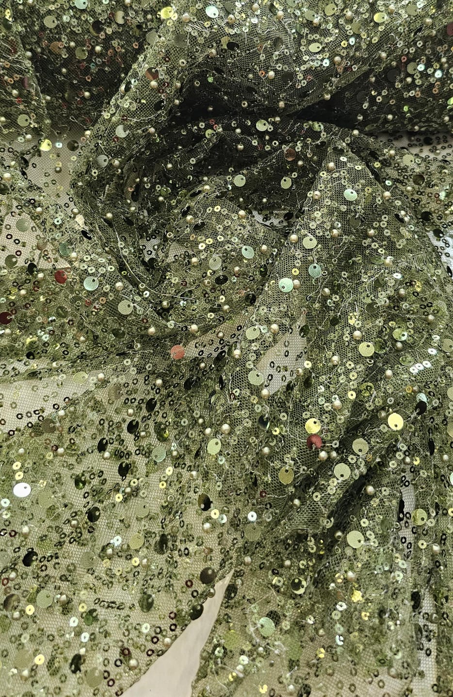 Tule Bordado com Paetês e Pedrarias Verde Militar COM RASGO E FIO PUXADO- Comprimento 1,40 m x Largura 1,30 m