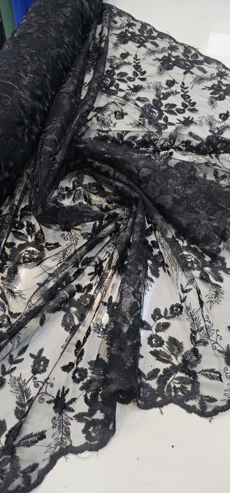 Tule Bordado com Bico Preto Modelo 26 - Comprimento 0,40 cm x Largura 1,30 m 