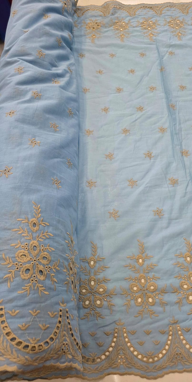 Layse Barrada dos 2 Lados Bicolor Fundo Azul Serenity e Bordado Kaki - Comprimento 1 m x Largura 1,35 m