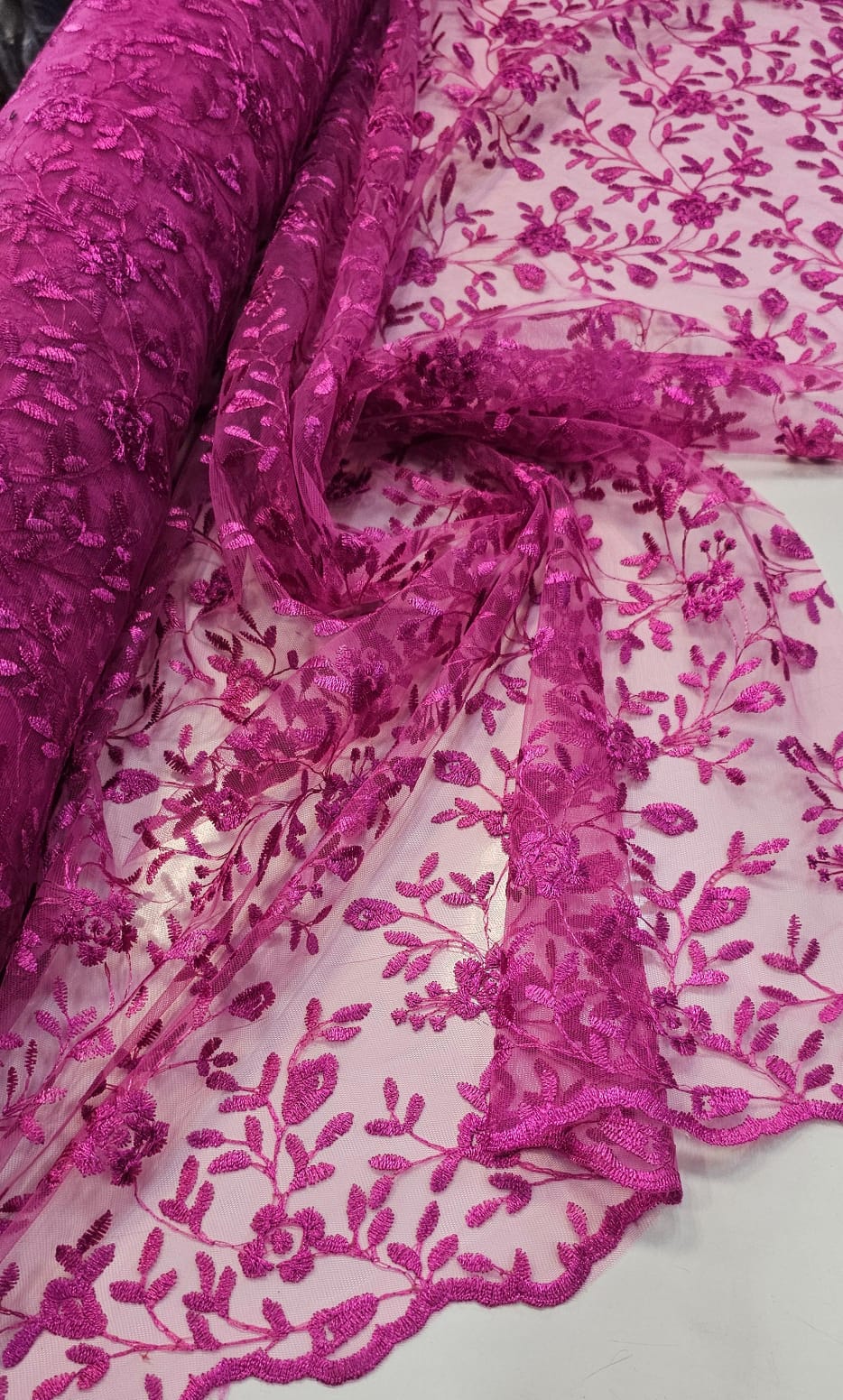Tule Bordado Festa Fúcsia - Comprimento 0,75 cm x Largura 1,30 m