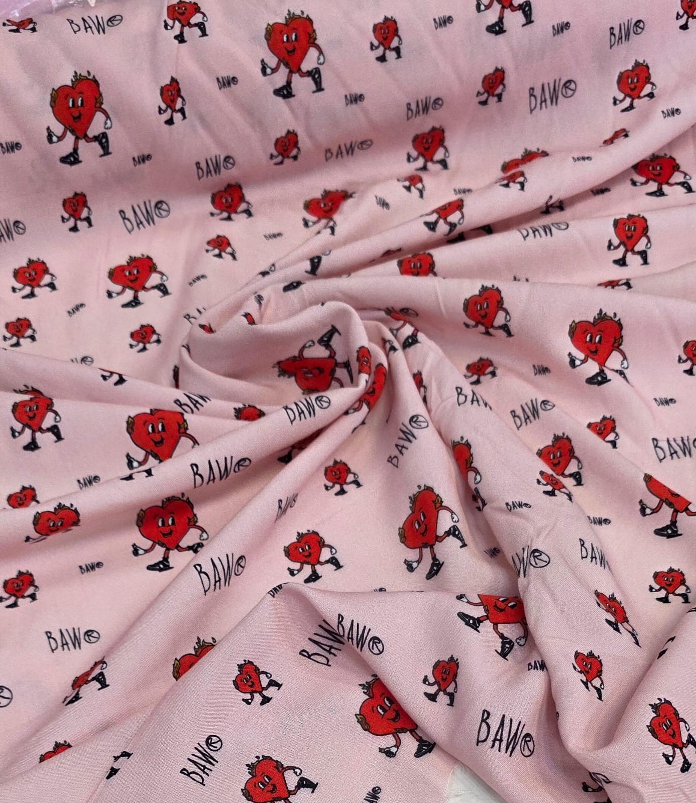 Viscose premium baw corações vermelho fundo rosa - Comprimento 2, m x Largura 1,47 m
