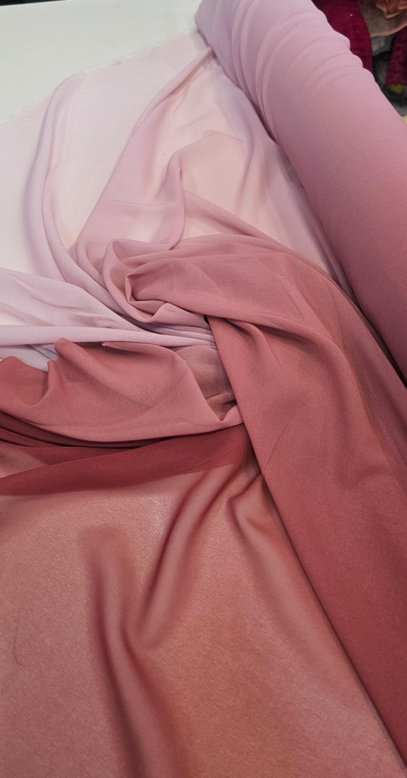 Mousseline Toque de Seda Degradê Marsala com Rosê  COM FALHA - Comprimento 3 m x Largura 1,47 m