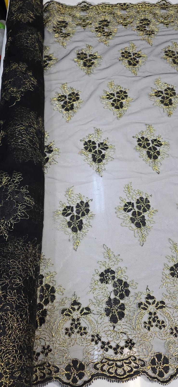 Tule Bordado Europa Preto com Fio Metálico Dourado MCT Modelo 02  - Comprimento 1 m  x Largura 1,30 m 