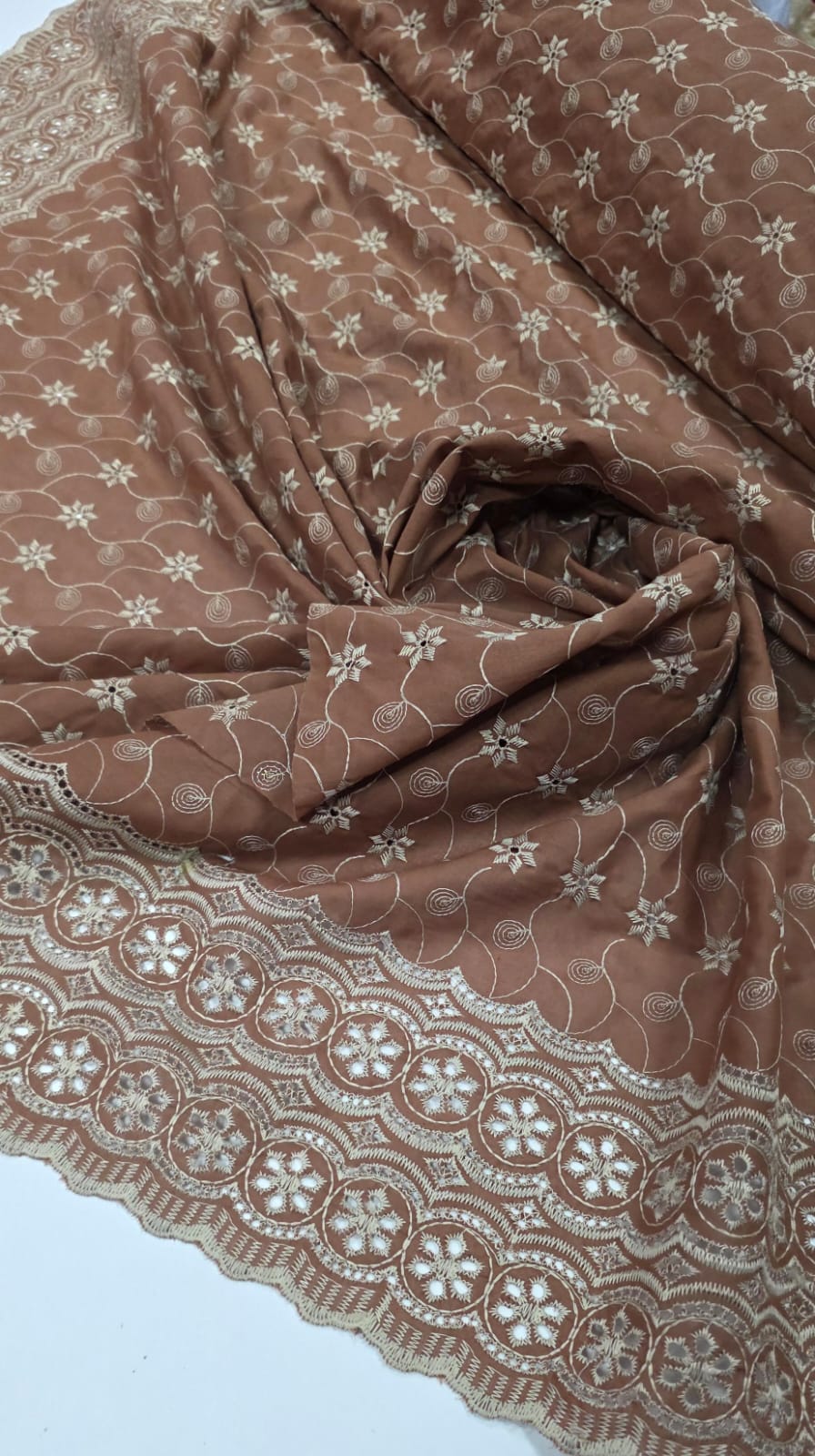 Layse Bordada Bicolor Surat Marrom com Kaki - Comprimento 1,50 m x Largura 1,35 m