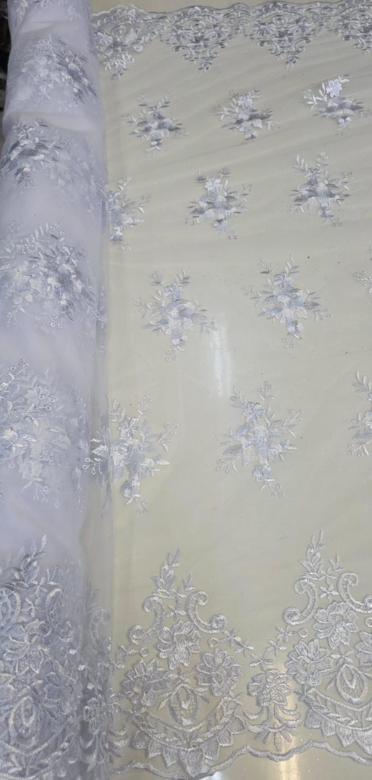 Tule Bordado Liverpool com Bico Branco Modelo 153 - Comprimento 1 m x Largura 1,30 m 