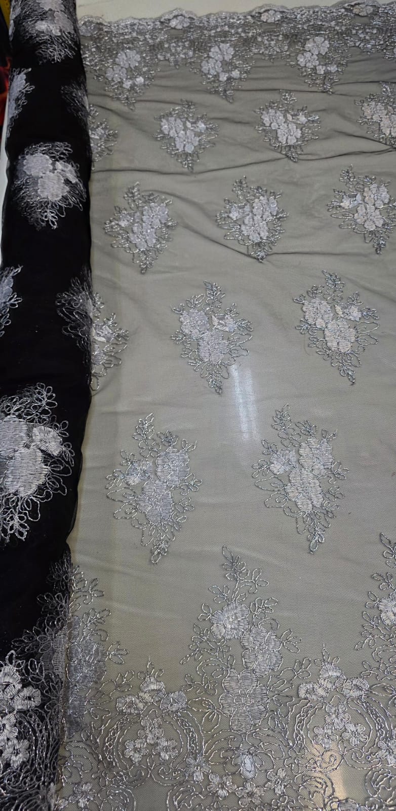 Tule Bordado Europa Preto com Fio Metálico Prata  MCT Modelo 02  - Comprimento 3,50 m x Largura 1,30 m