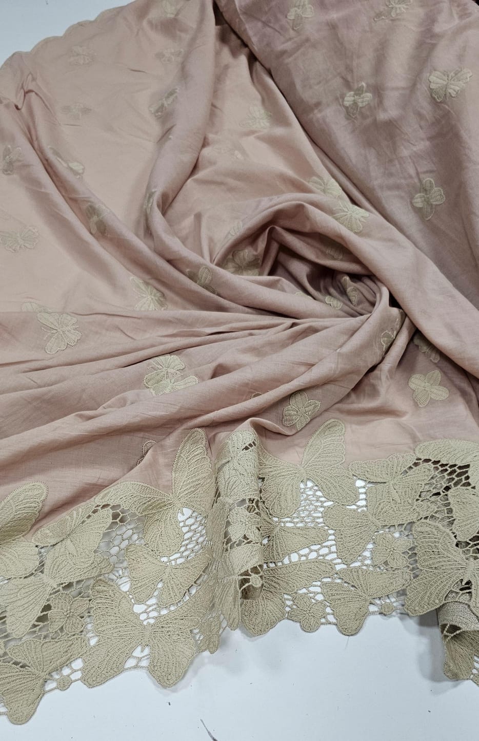 Cambraia Bordada Fundo Rosê com Barrado em Guipir de Borboletas Kaki    - Comprimento 1,60 m x Largura 1,30 m