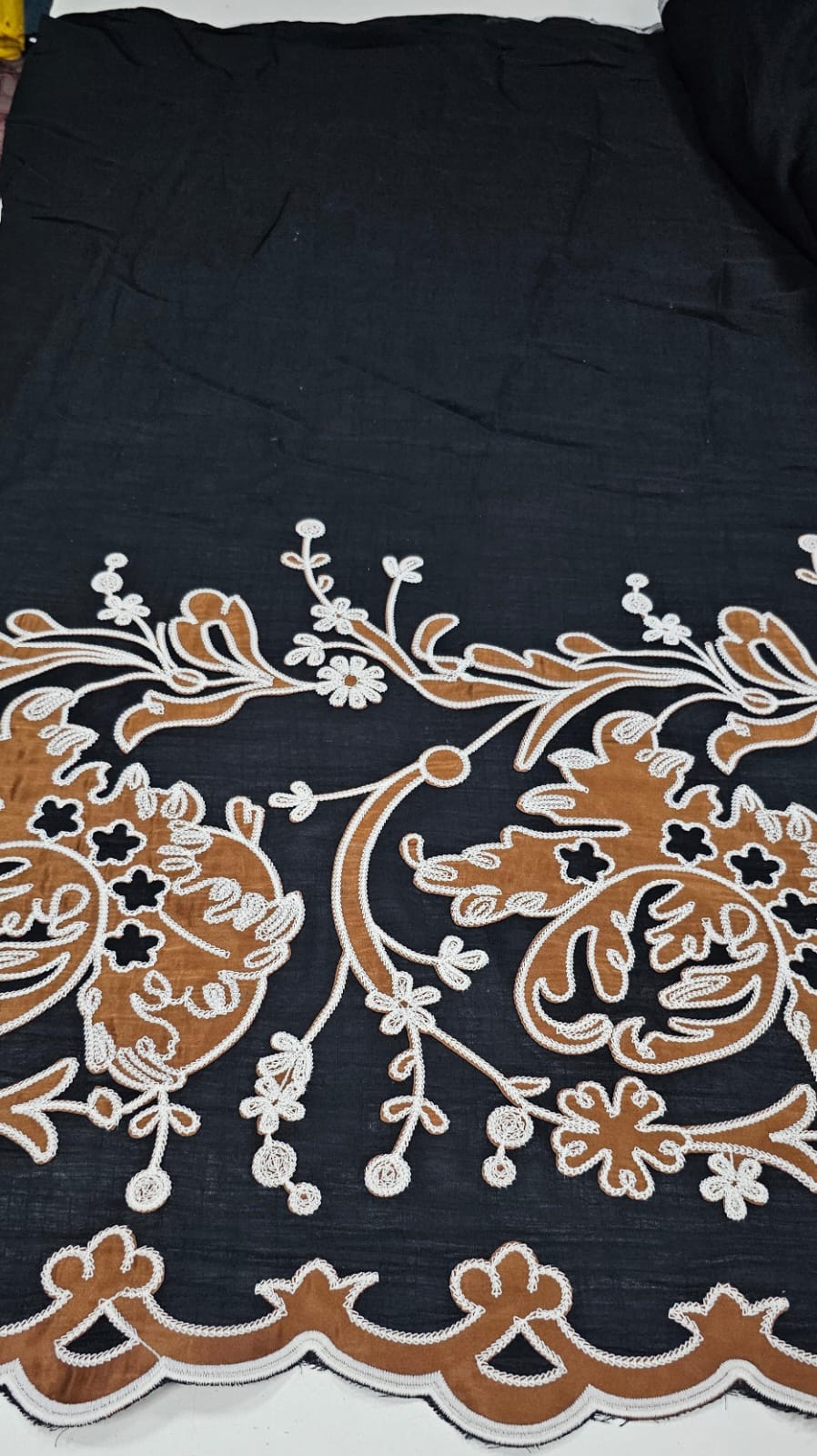 Viscolinho Premium Dior Bordado Fundo Preto Barrado Marrom - Comprimento 2,70 m x Largura 1,40 m