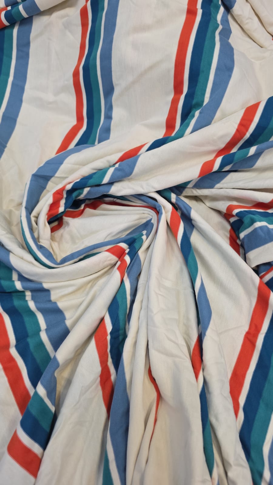 Malha viscolycra listrada fundo kaki listras coloridas dalila - Comprimento 1,50 m x Largura 1,80 m