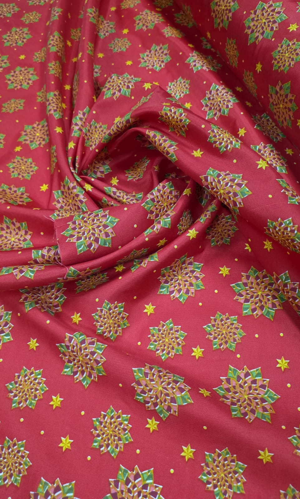 Tergal Natalino Flores Fundo Vermelho 12 - Comprimento 0,50 cm x Largura 1,47 m