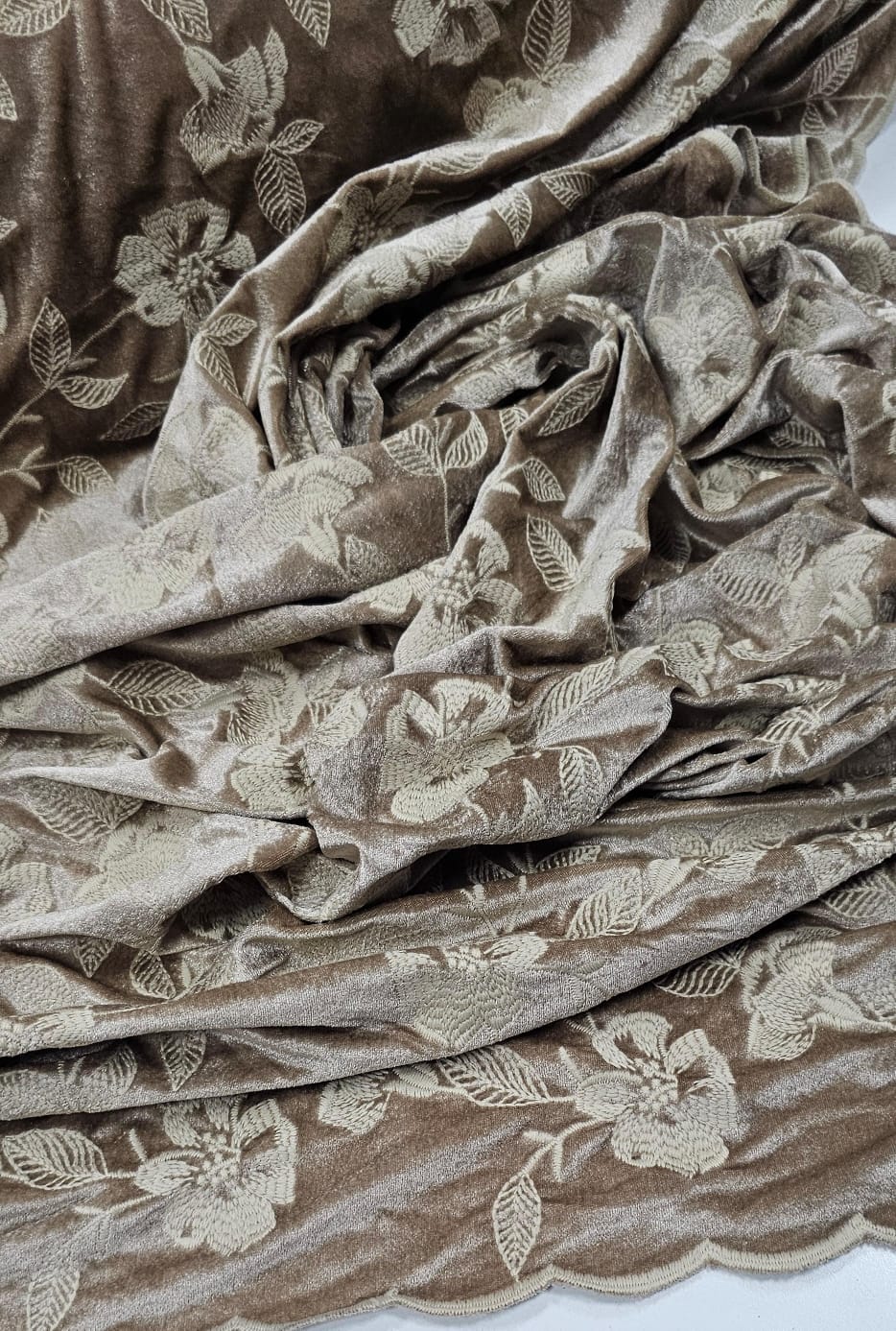 Veludo Cristal Bordado Floral Kaki  COM DEFEITO NA BARRA - Comprimento 2,50 m x Largura 1,45 m