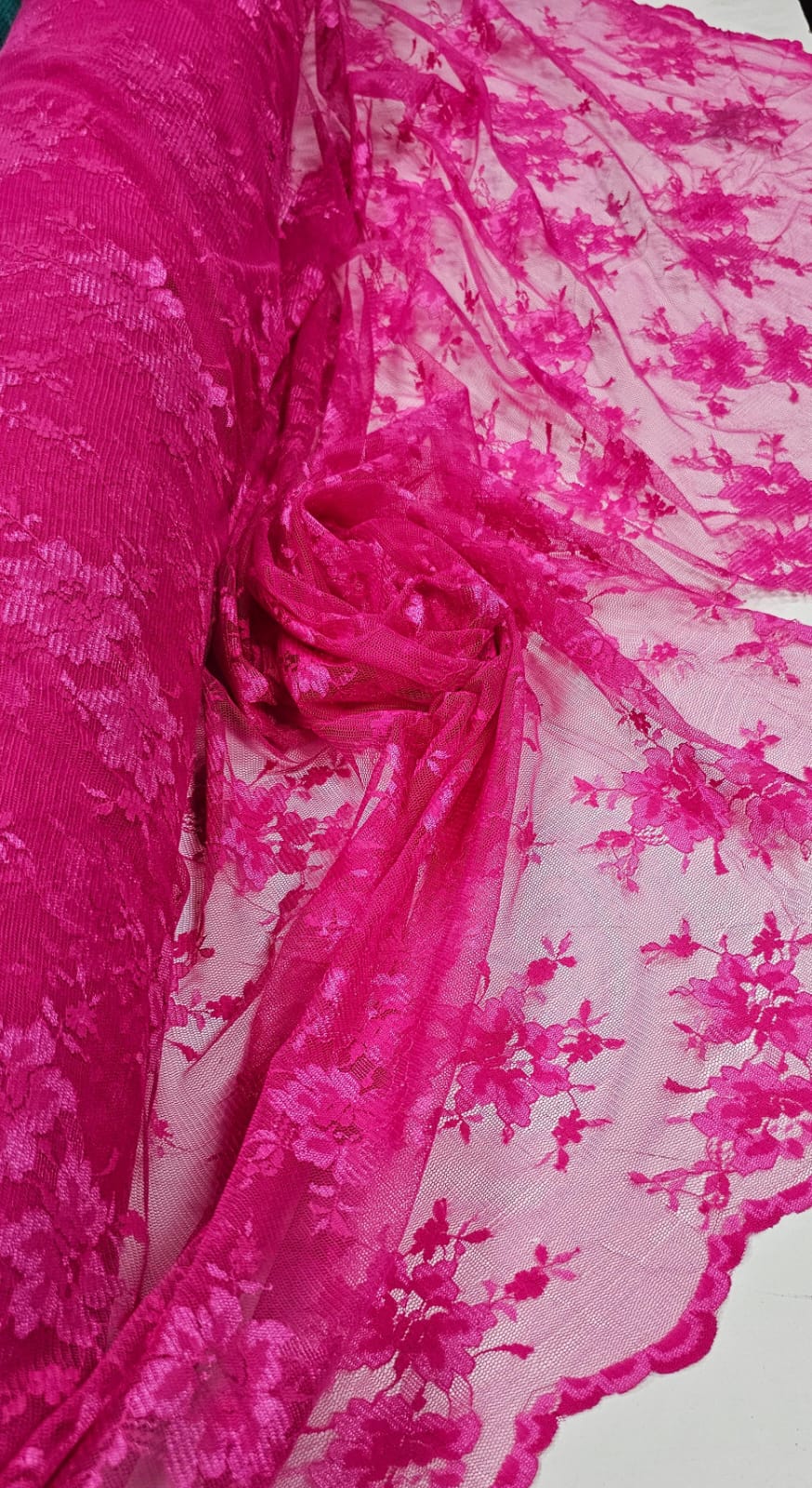 Renda Francêsa Tipo Chantily com Bico Pink - Comprimento 4,70 m x Largura 1,60 m