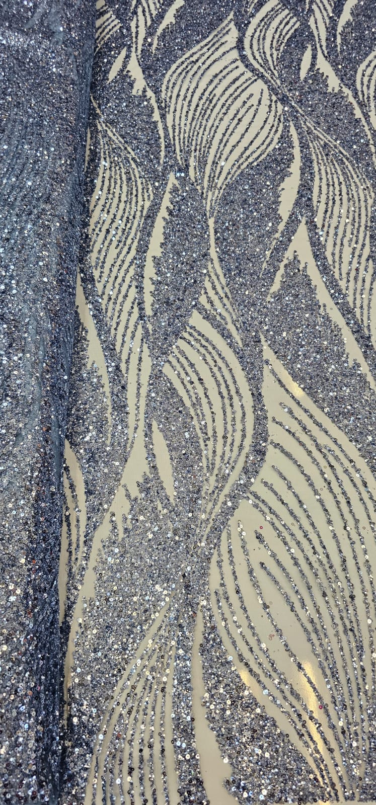 Tule Bordado com Paetês Wave Azul Serenity - Comprimento 1 m x Largura 1,50 m