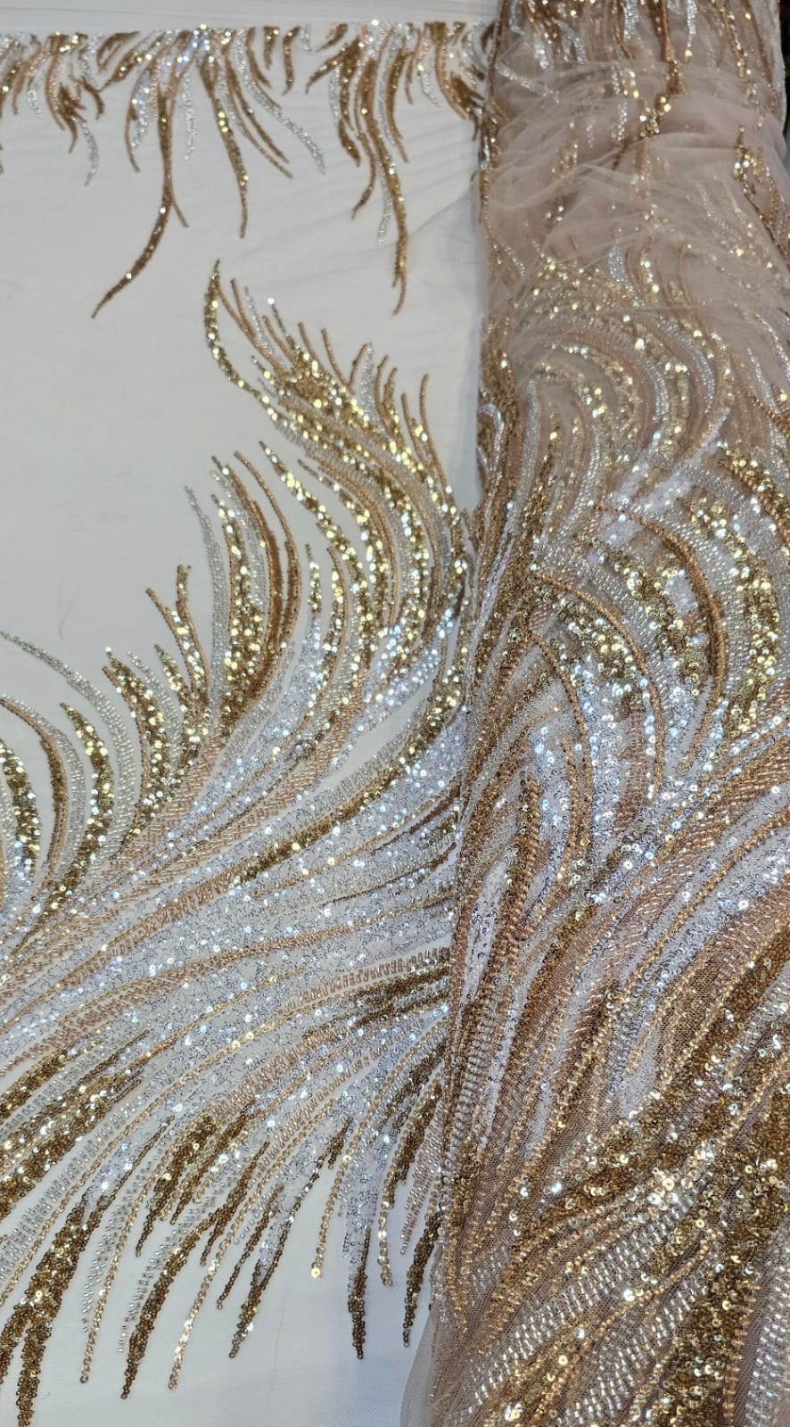 Tule Bordado com Pedrarias Premium Dourado com Branco  HT70575 COM FURO - Comprimento 0,90 cm x Largura 1,30 m