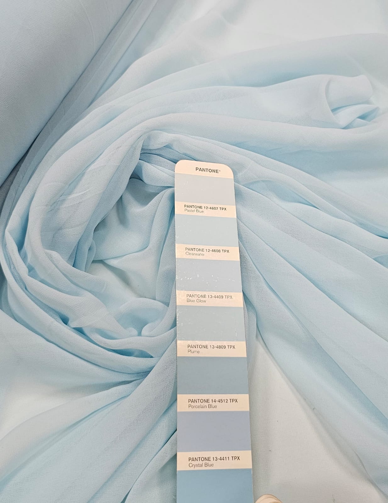 Mousseline Lisa Toque de Seda Azul Bebê COM MACHAS - Comprimento 1,50 m x Largura 1,45 m