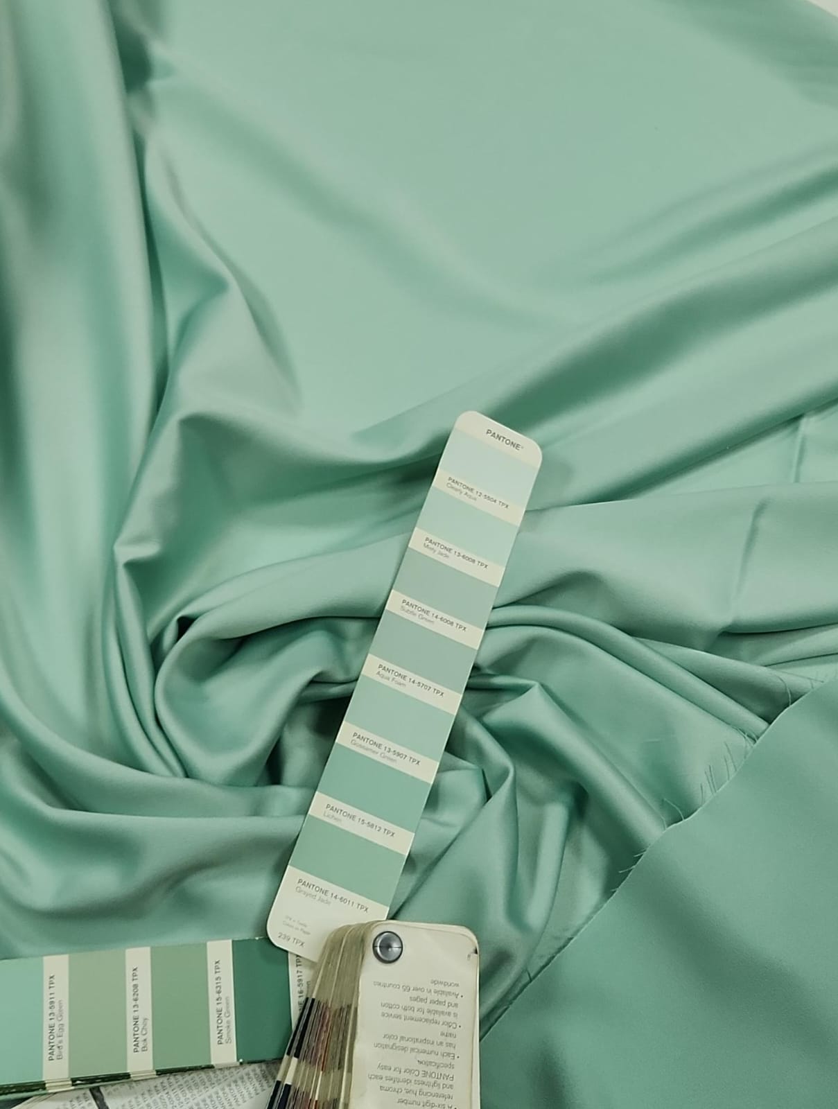 Crepe Amanda Liso Verde Menta COM FIO PUXADO E SUJEIRA - Comprimento 1 m x Largura 1,50 m