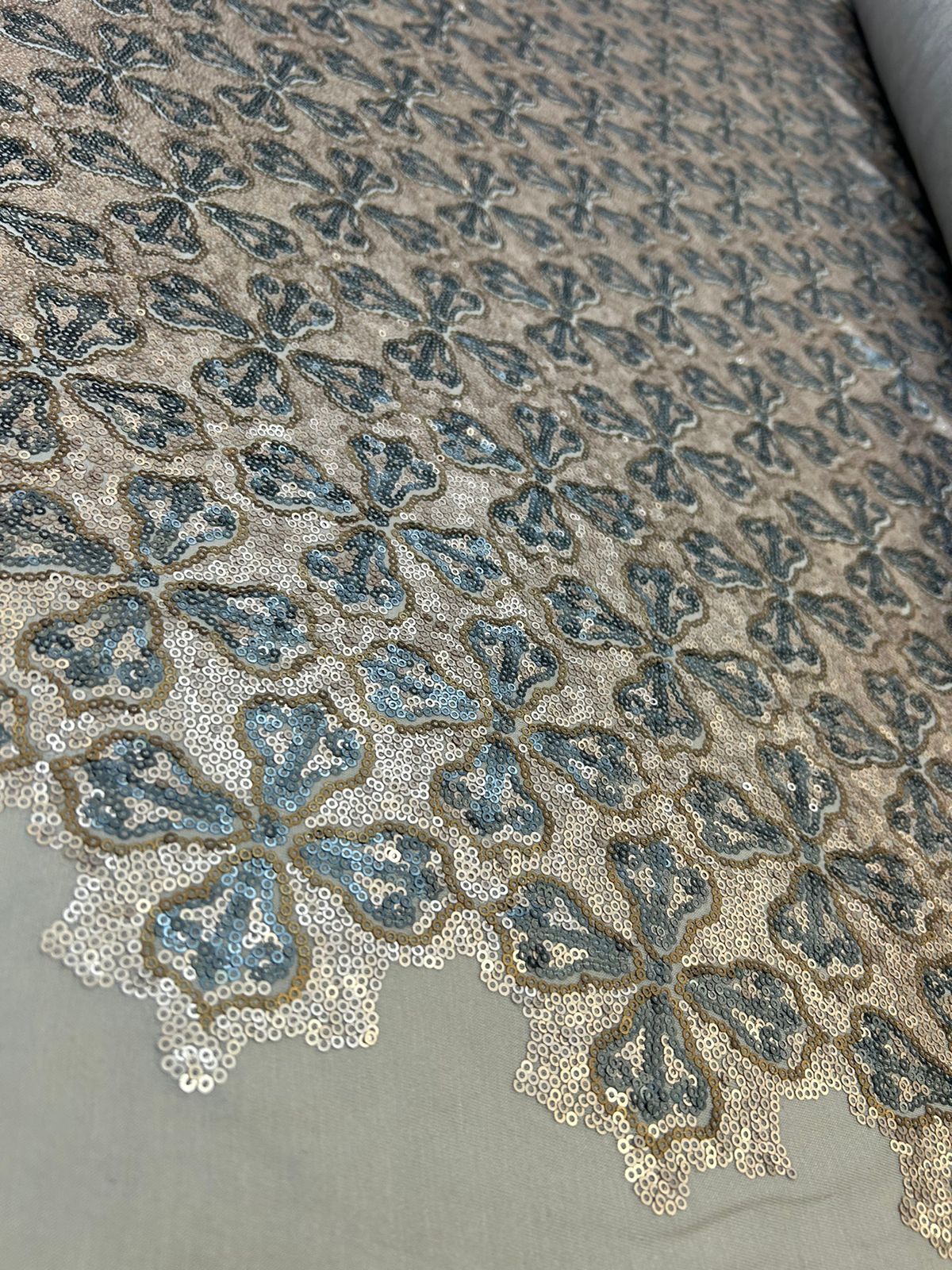 Paetê Bordado com Forro de Malha Church Kaki - Comprimento 1 m x Largura 1,30 m