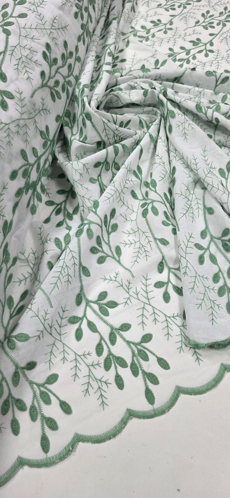 Cambraia Bordada 3D Bicolor Ramos Verde e Branco   ( COM ACABAMENTO NOS 2 LADOS) - Comprimento 2 m x Largura 1,30 m