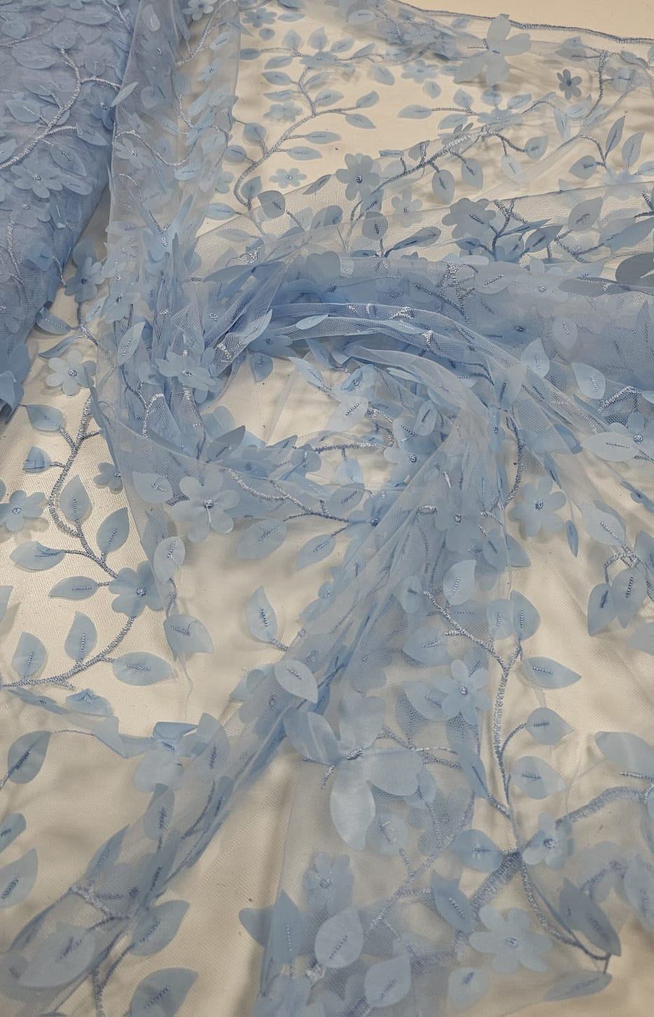 Tule Bordado Floral com Borboletas Azul Serenity - Comprimento 1 m x Largura 1,35 m