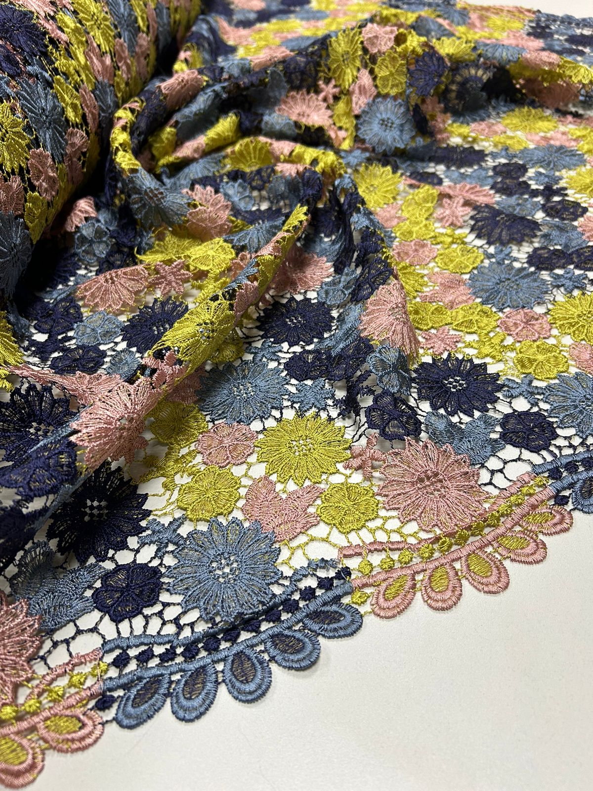 Renda Guipir Verão Multicolor Tons de Azul Jeans/Ocrê/Rosê - Comprimento 1 m x Largura 1,30 m