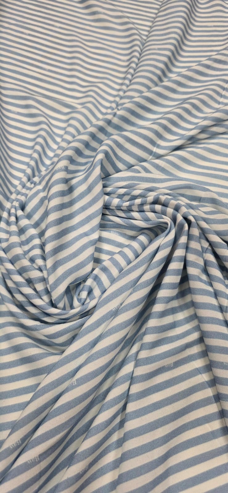 Viscose Premium Baw Listrado Azul e Branco COM DEFEITO NA BORDA - Comprimento 2 m x Largura 1,40 m