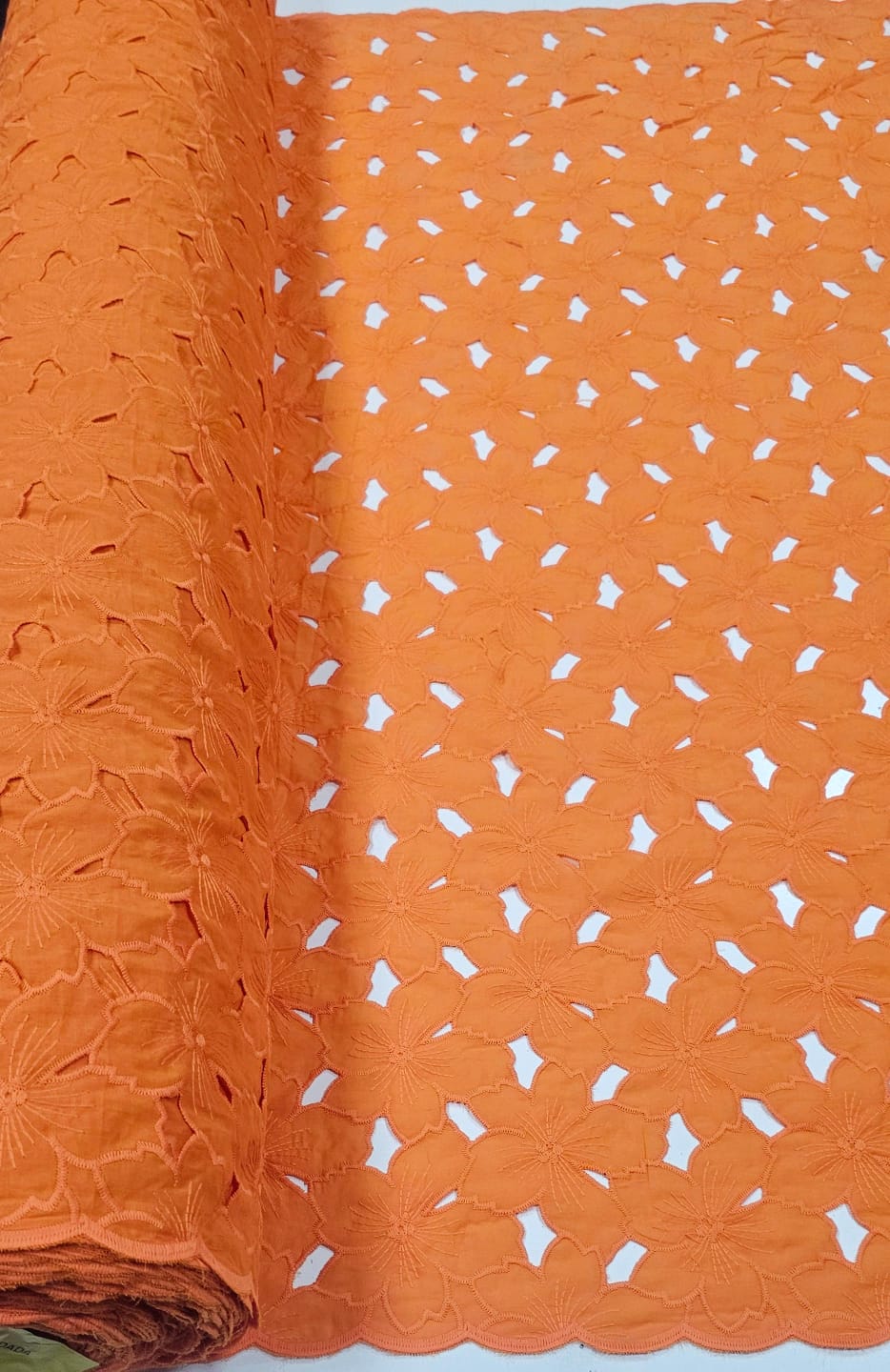 Layse Richelieu Laranja Cenoura Flores I18 - Comprimento 1,70 m x Largura 1,30 m