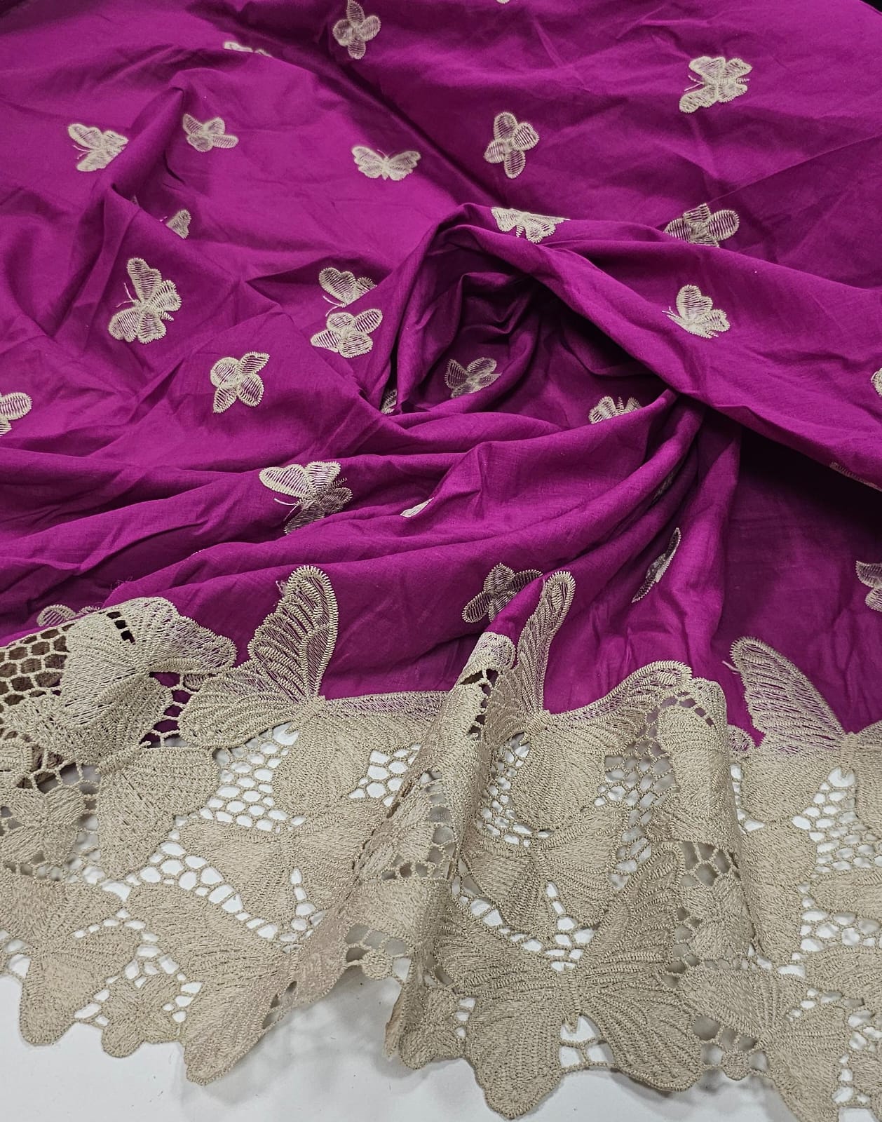 Cambraia Bordada Fundo Fúcsia com Barrado em Guipir de Borboletas Kaki - Comprimento 3 m x Largura 1,30 m