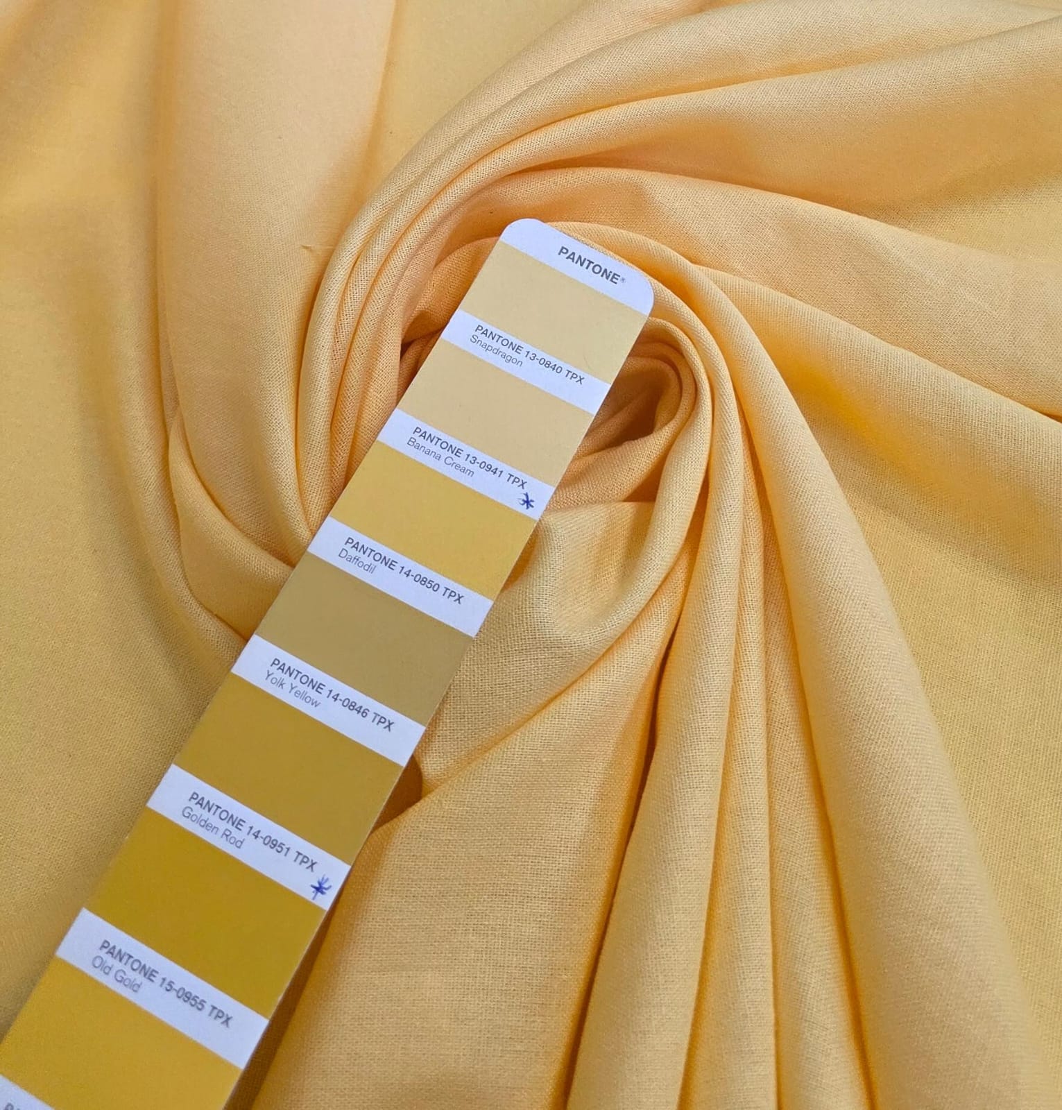 Linho com Viscose Amarelo Manga  COM MANCHA - Comprimento  1 m x Largura 1,40 m