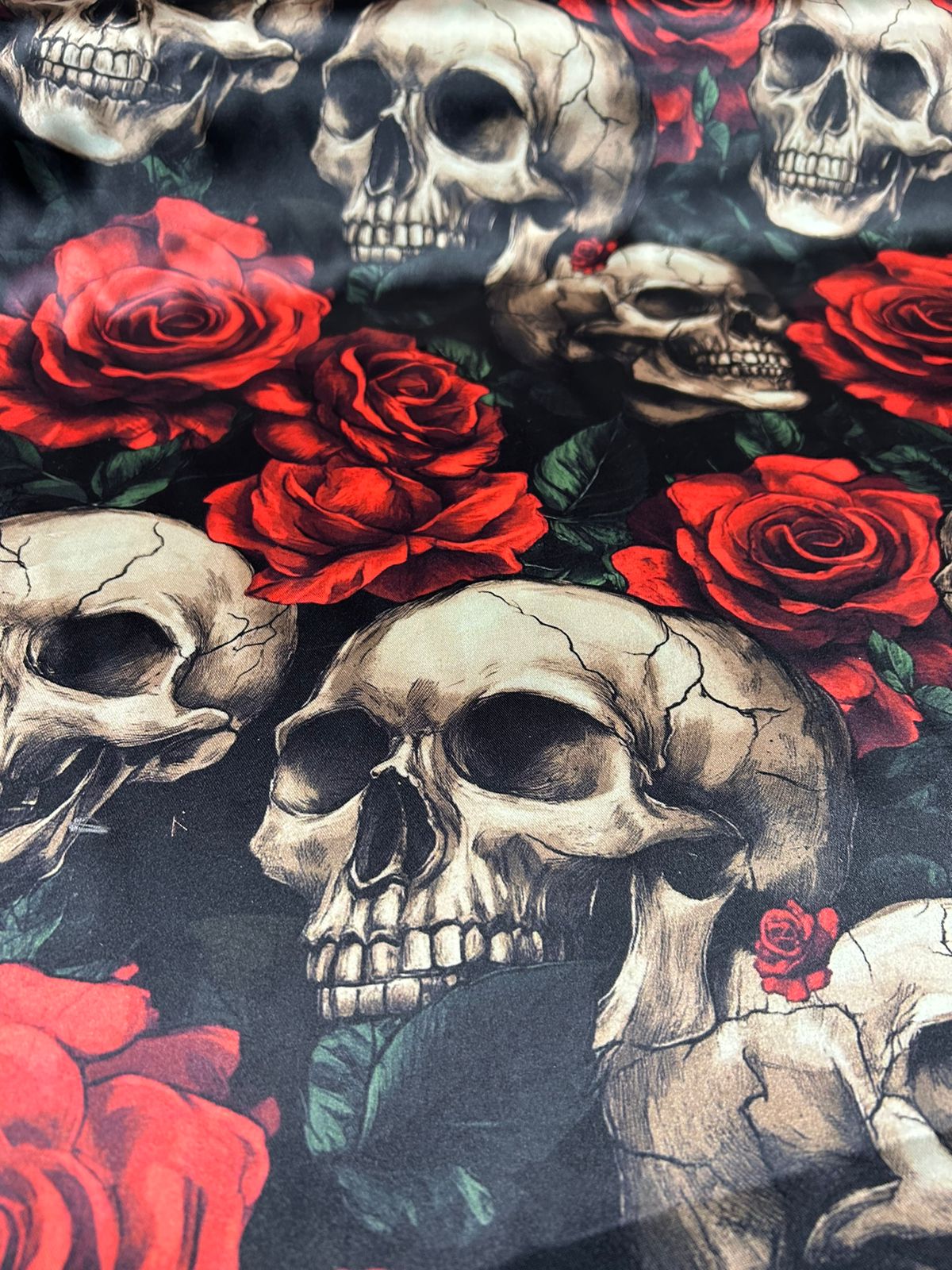 Cetim Estampado Digital Caveiras com Rosas Vermelhas COM DEFEITO - Comprimento 1,50 m x Largura 1,47 m 