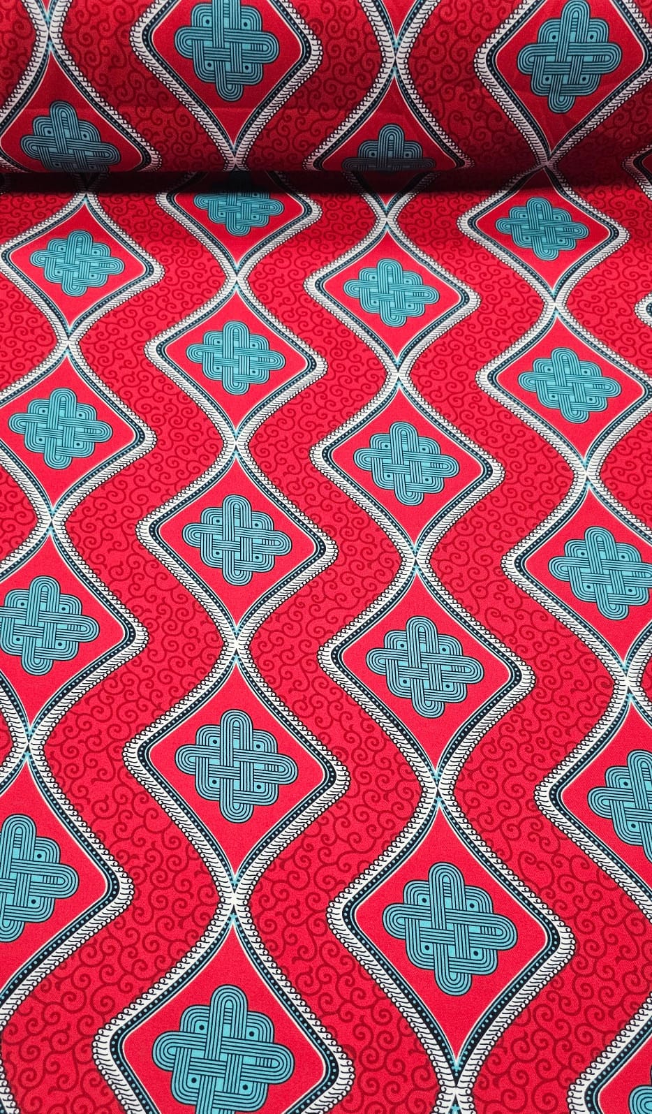 Crepe Verona Com Elastano Estampado Africano Desenho 01 Fundo Vermelho COM DEFEITO- Comprimento 1 m x Largura 1,50 m