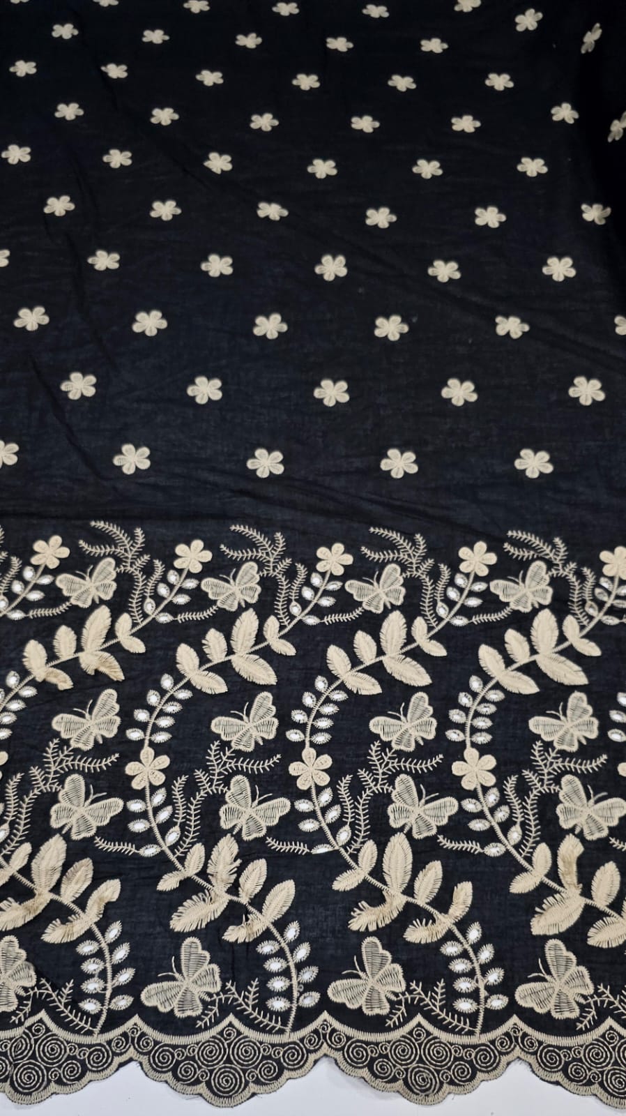 Layse Bordada Premium 3D Bicolor Preto com Kaki  - Comprimento 1,20 x Largura 1,30 m