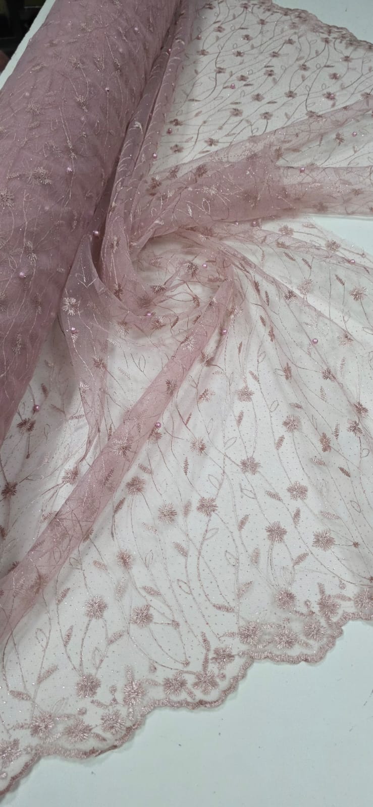 Tule Bordado com Pérolas e Glitter Turim Rosê Modelo 07 COM RASGOS NA BORDA- Comprimento 1,80 m x Largura 1,30 m