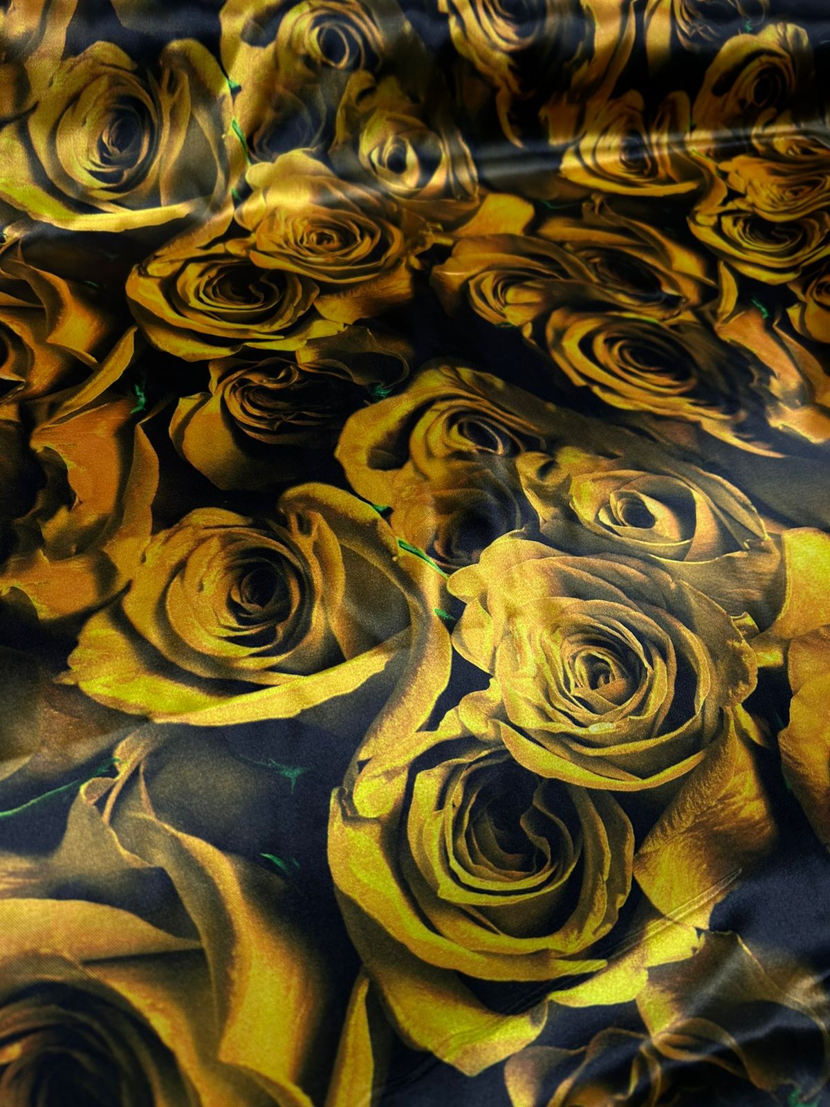 Cetim Estampado Digital Fundo Preto Rosas Amarelas CORTE TORTO - Largura 1,47 m x Comprimento 1 m