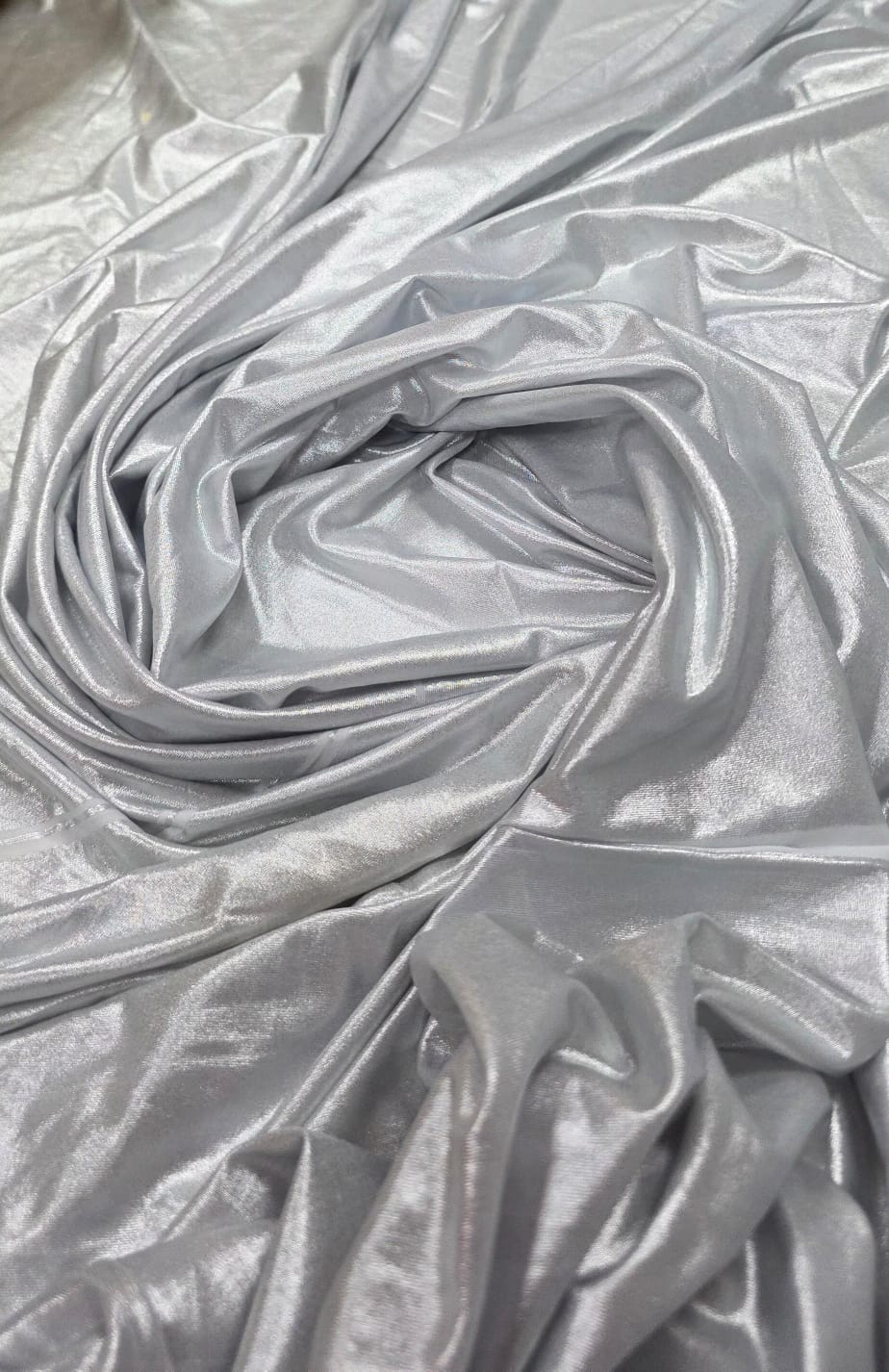 Malha Vinil Cirrê Prata COM  FALHA - Comprimento 0,95 cm x Largura 1,50 m  