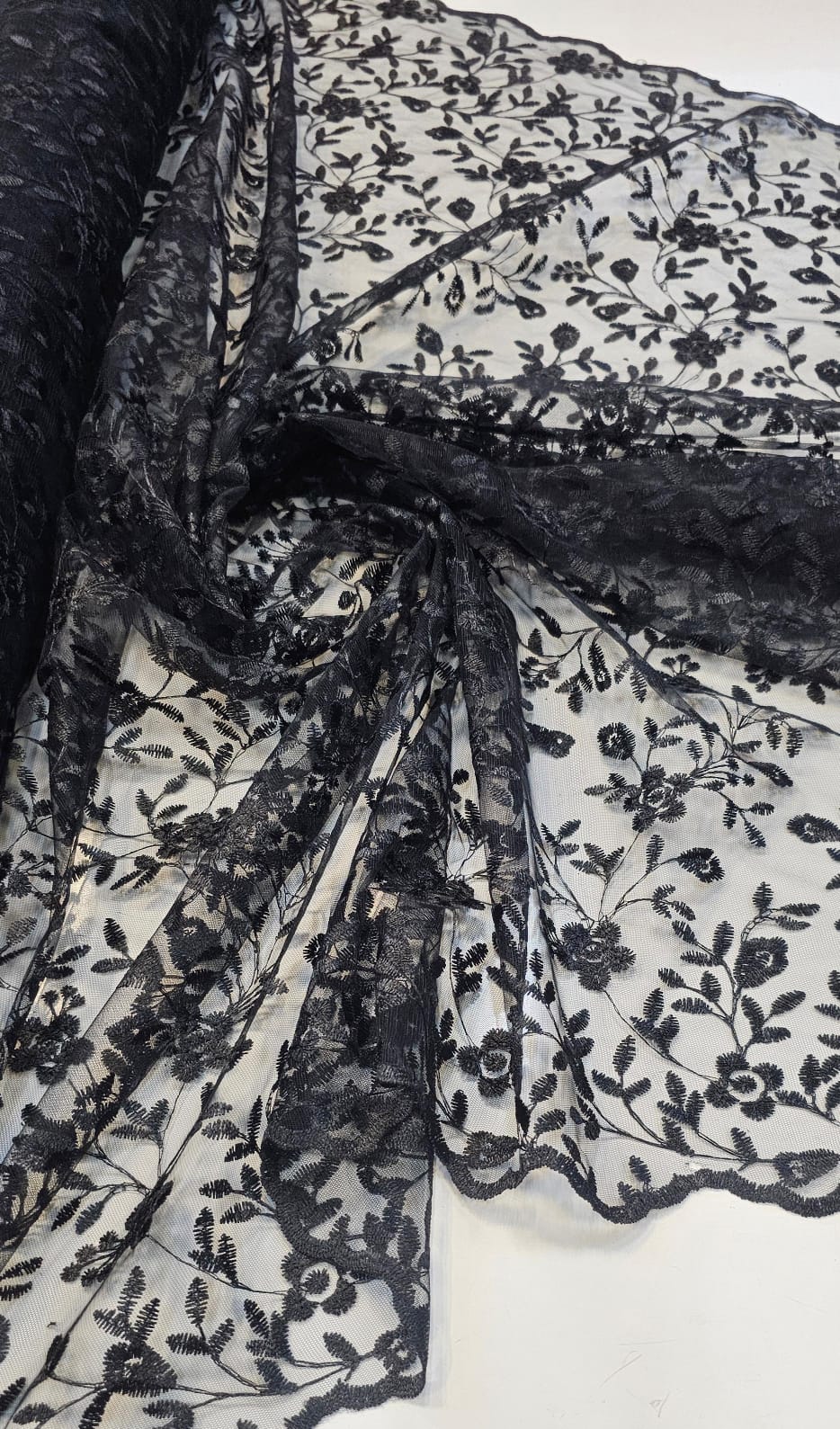 Tule Bordado Festa Preto - Comprimento 0,75 cm x Largura 1,30 m