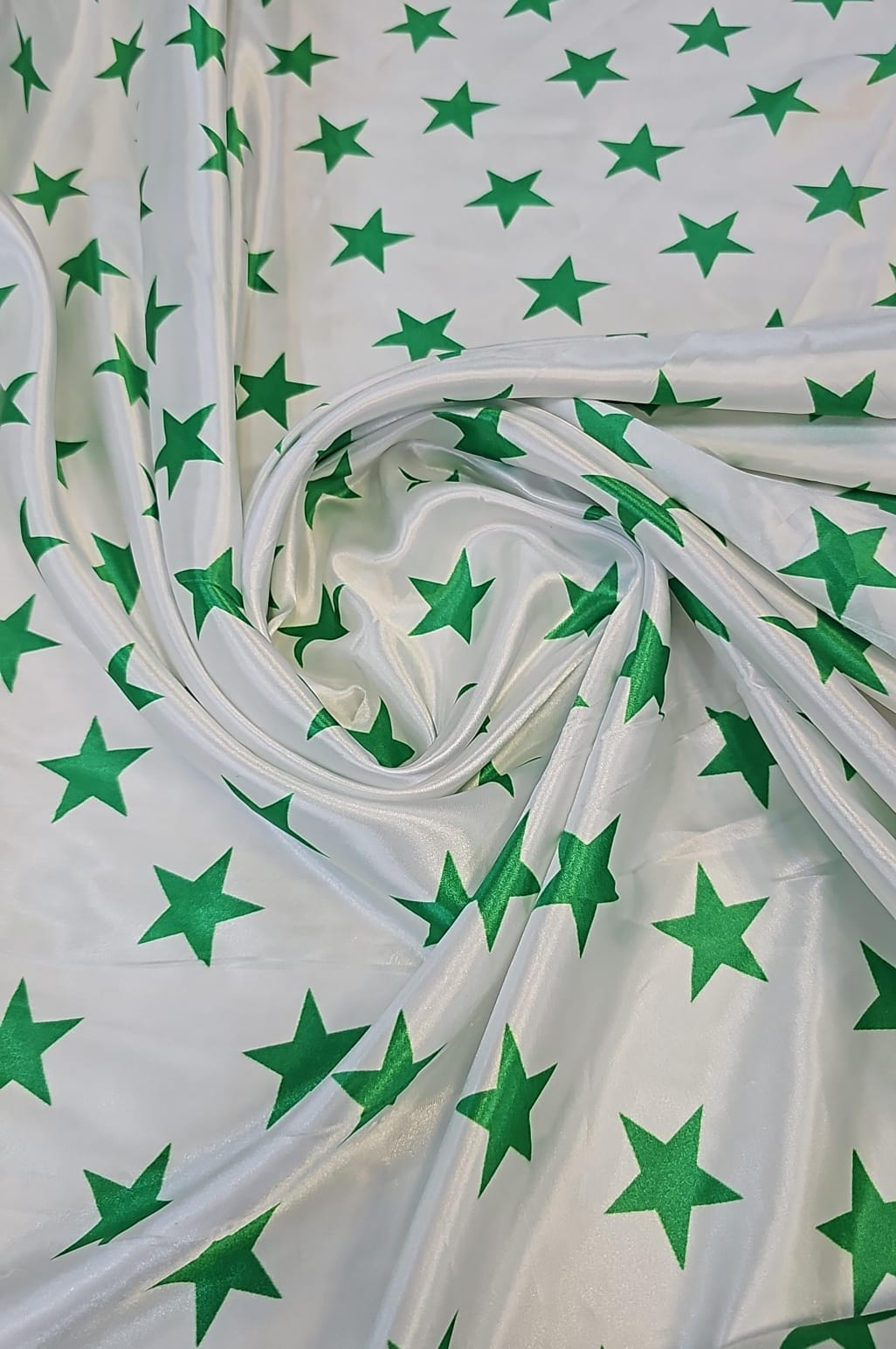Cetim Estampado Fundo Branco Estrelas Verde COM FITA - Comprimento 0,50 cm x Largura 1,47 m