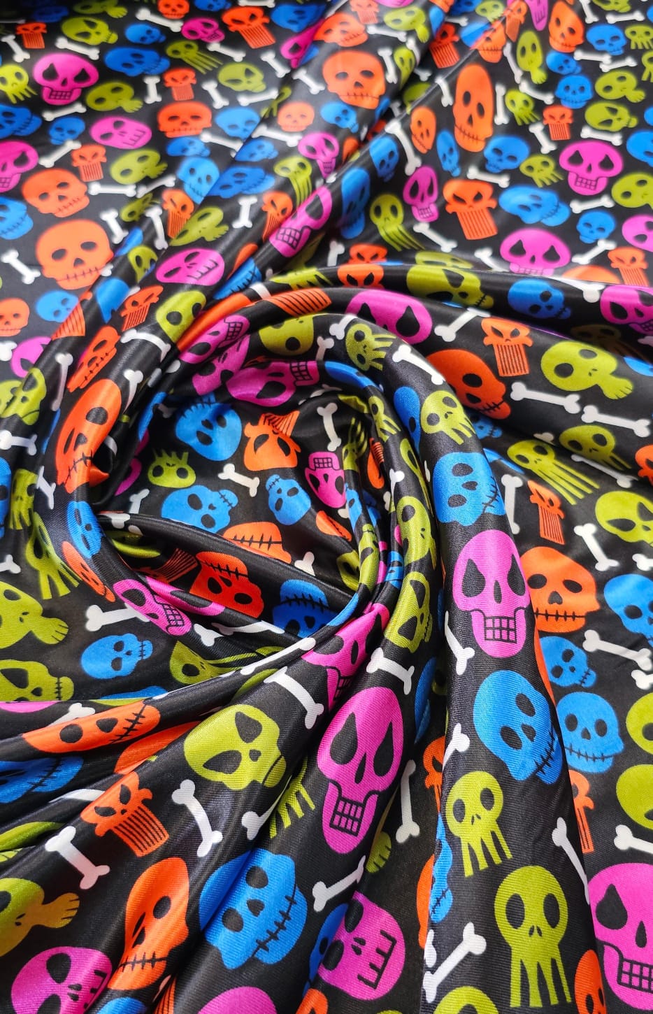 Cetim Estampado Halloween Caveiras Coloridas - Comprimento 1 m x Largura 1,47 m
