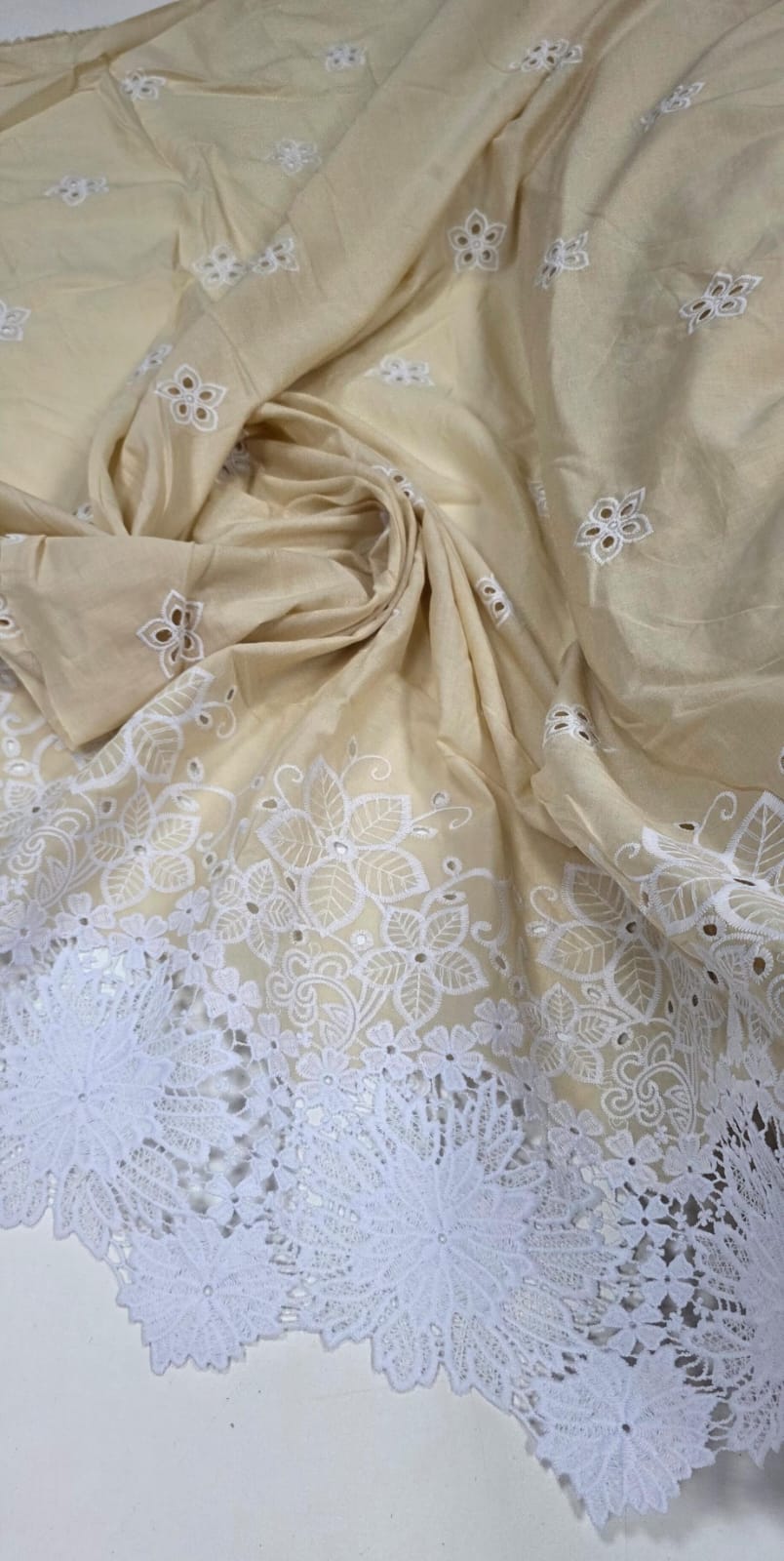 Layse Bordada Amarelo Claro com Barrado em Renda Guipir Branca 664 COM MANCHA- Comprimento 2 m x Largura 1,30 m