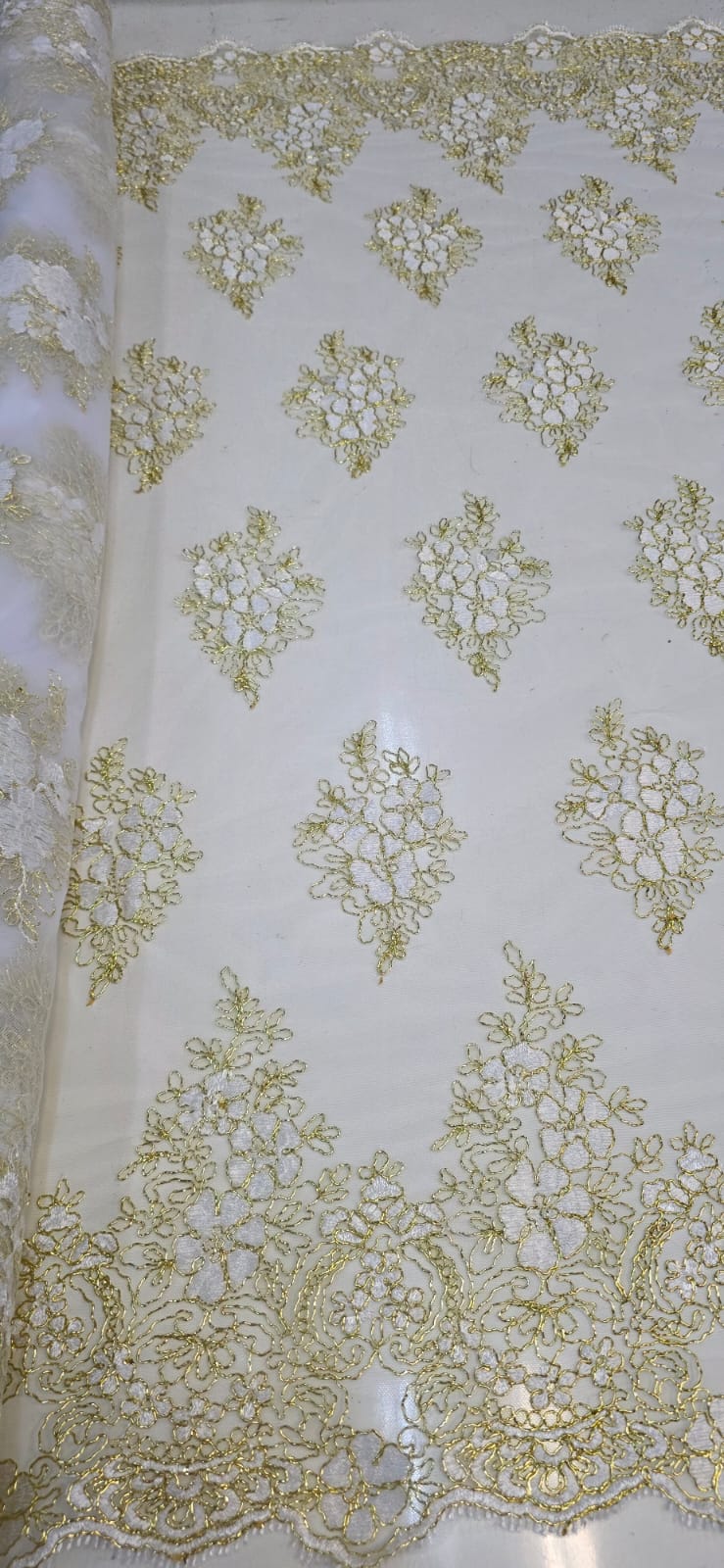 Tule Bordado Europa Branco com Fio Metálico Dourado MCT Modelo 02 - Comprimento 1 m x Largura 1,30 m