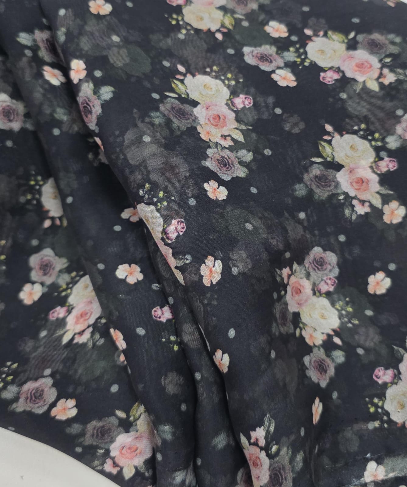 Chiffon de seda pura italiana fundo preto  rosas - Comprimento 2 m x Largura 1,40 m - Cópia (1)