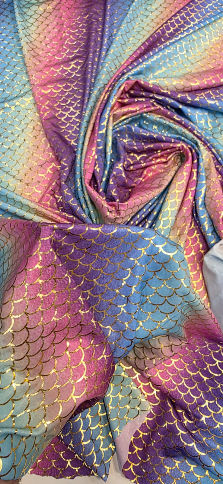 Malha Sereia Colorida com Escamas Douradas CORTE TORTO- Comprimento 1 m x Largura 1,50 m