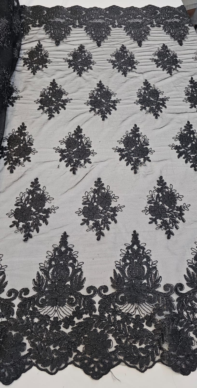 Tule Bordado Europa com Fio Metálico Preto Modelo 1648 - Comprimento 2,20 m x Largura 1,40 m