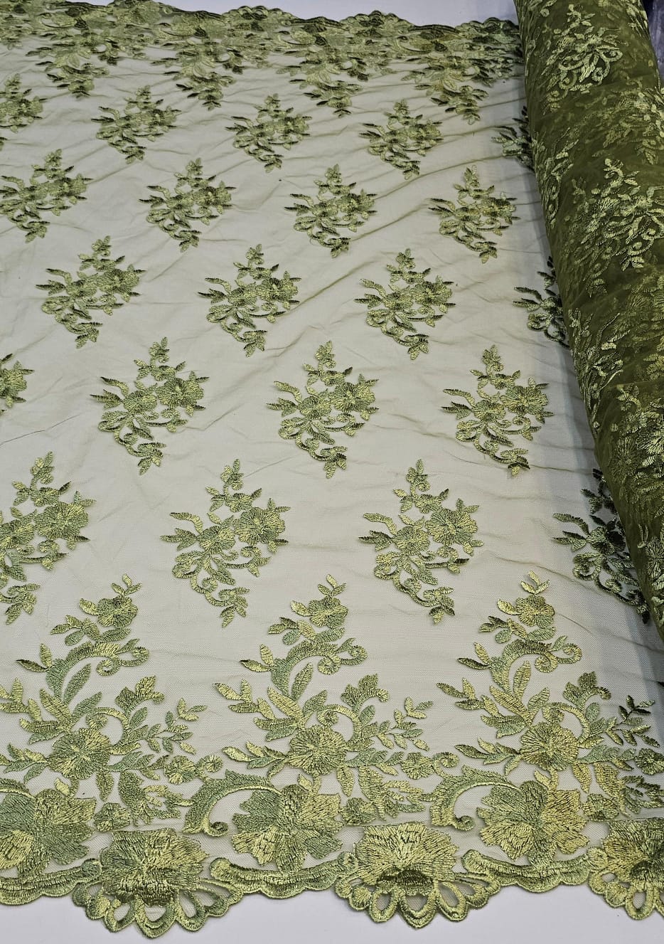 Tule Bordado com Bico Verde Oliva 13   - Comprimento 0,60 cm x largura 1,35 m