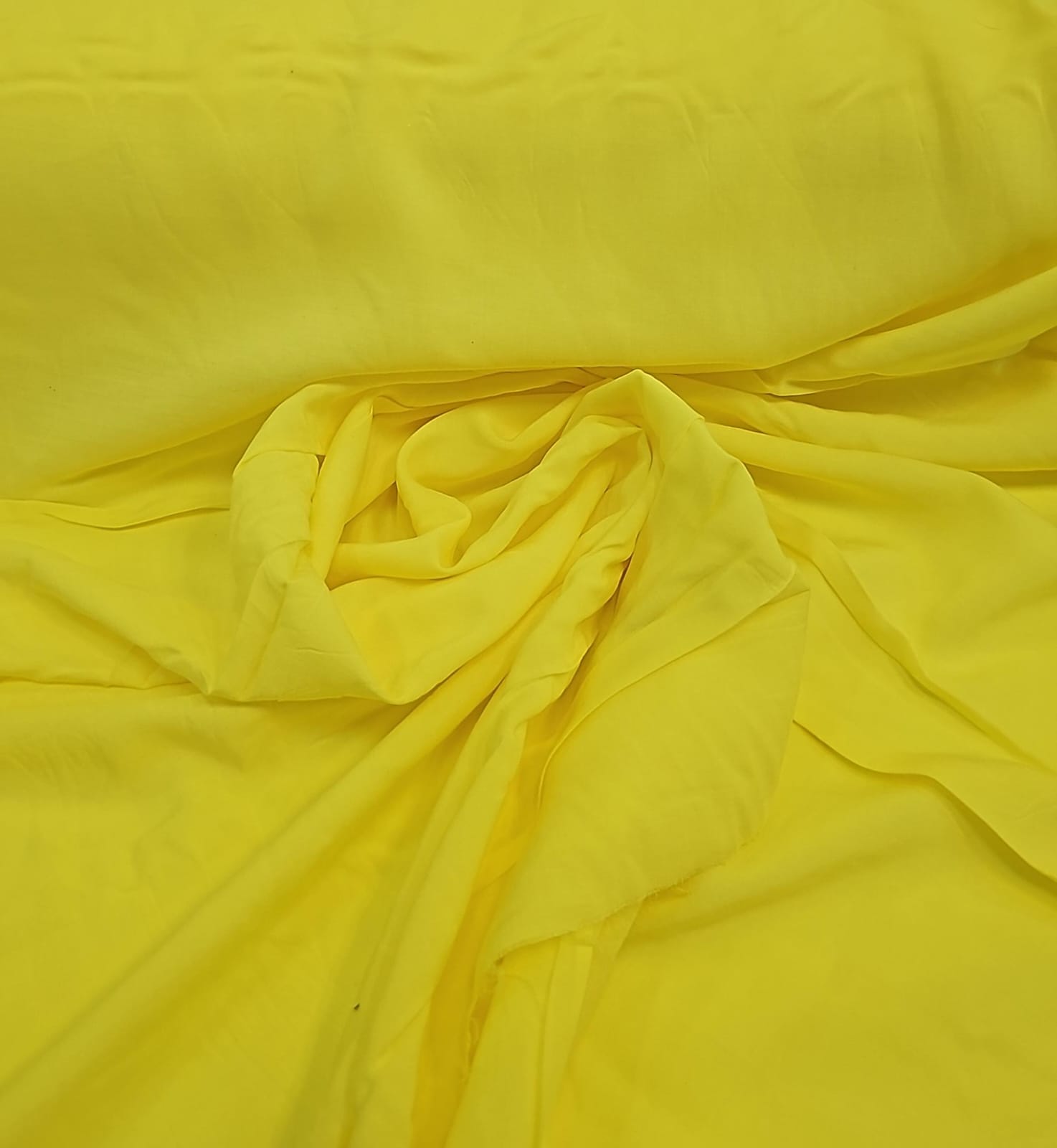 Voil de viscose amarelo ouro COM CORTE NA BORDA - Comprimento 1 m x Largura 1,40 m  