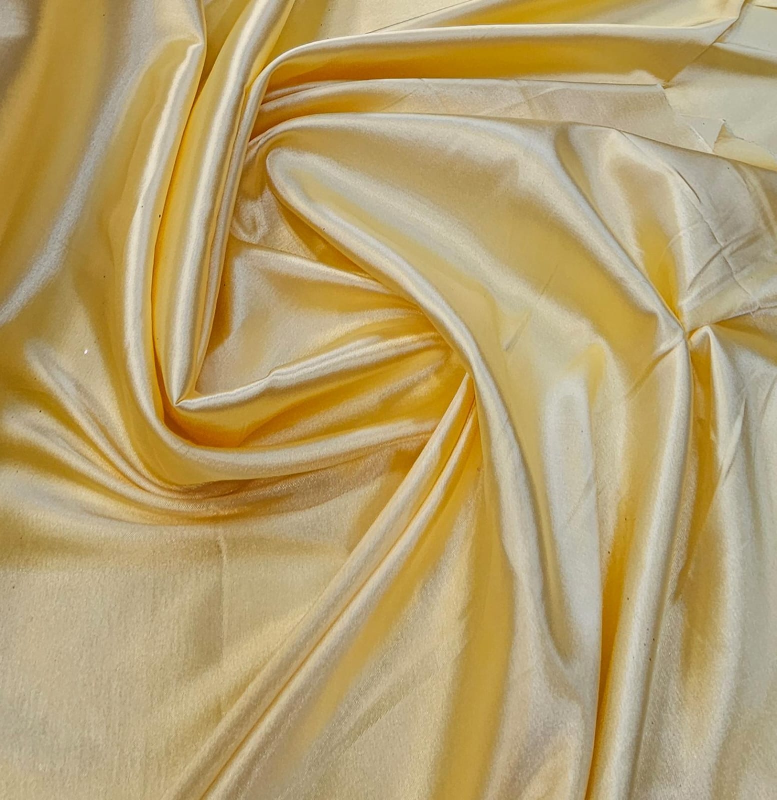 Cetim Charmeusse c/ Lycra Amarelo Claro COM SCOLA - Comprimento 1 m x Largura 1,47 m