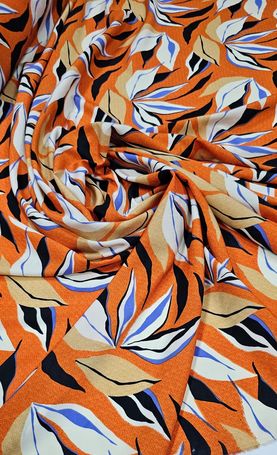 Crepe Haya Estampado ST25 FLORES BRANCA E AZUL FUNDO LARANJA - Comprimento 3 m x Largura1,50 m 