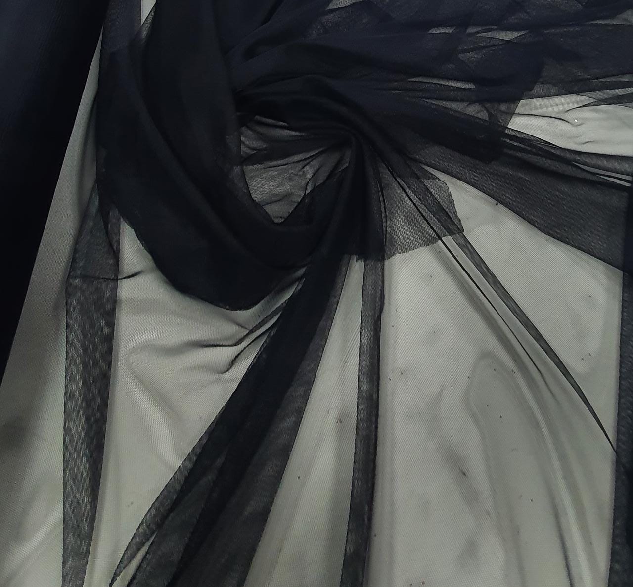 Tule Preto com Elastano 1,60m de Largura COM MANCHA - Comprimento 2 m x Largura 1,60 m